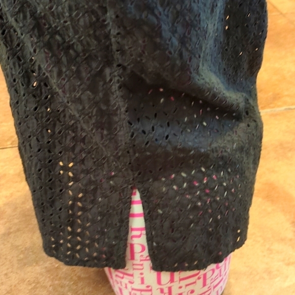 H&M Olive green button down top. - Picture 3 of 4